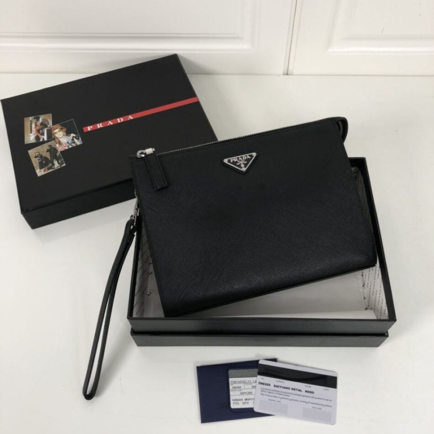 20200605_i1591334924_4440_0 Replica Prada Saffiano Pouch Silver