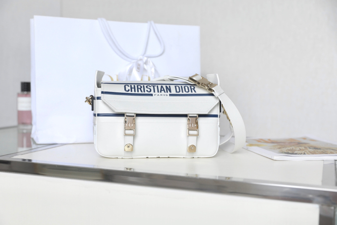 20220601_i1654071352_3896_0 Replica Dior Camp White