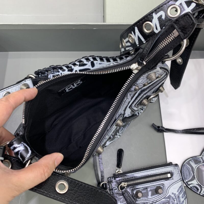 20220812_i1660277296_8775_5 Replica Balenciaga Le Cagole Graffiti Black - Image 8