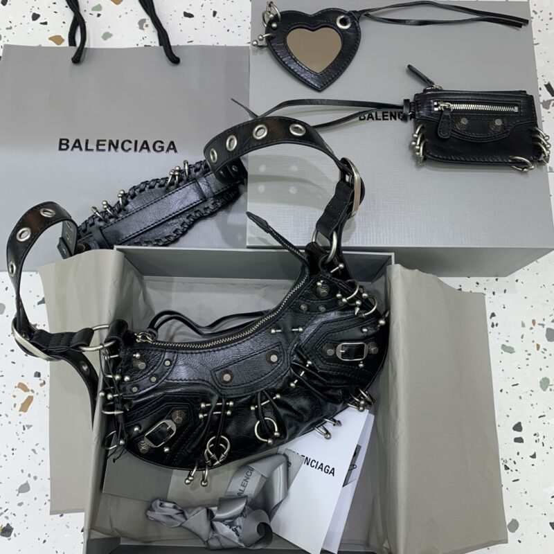 20230610_i1686366860_7412_0 Replica Balenciaga Le Cagole Black Silver