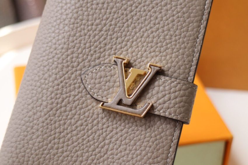 20230827_i1693109104_5751_7 Replica Louis Vuitton Vertical Compact Wallet Beige - Image 5