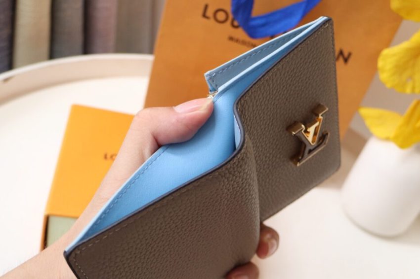 20230827_i1693109104_7359_6 Replica Louis Vuitton Vertical Compact Wallet Beige - Image 7